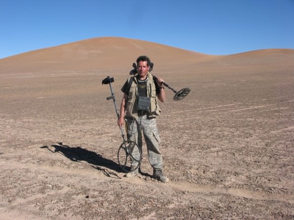 Geoff and some of his 'alien'-hunting gadgets in the  Chilean desert. (© Geoff Notkin)