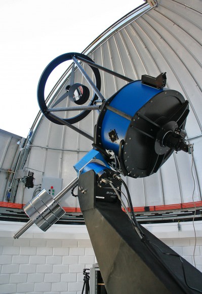 Image of the TRAPPIST telescope in its dome.