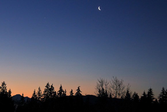 Venus and the Moon the day prior to the occultation, shot by Ken Lord from Maple Ridge, British Columbia. Credit- Ken Lord.