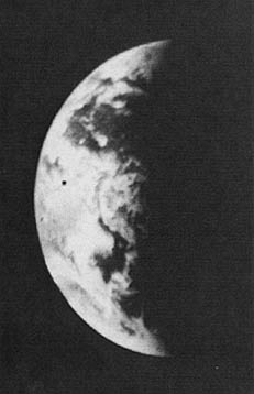Mosaic of the Earth from Mariner 10 after launch. Credit: NASA