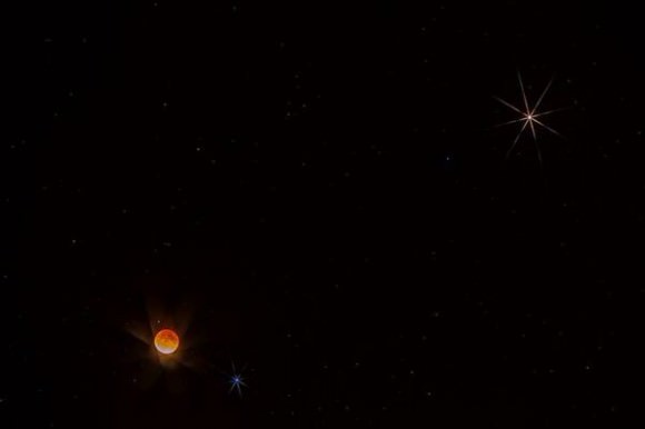 The eclipsed Moon, Mars and Spica. Credit: @Astrocolors 