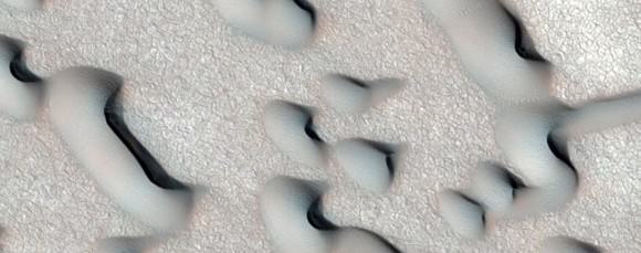 Dunes migrating across the surface of Mars. Picture taken by the HiRISE camera on the Mars Reconnaissance Orbiter. Credit: NASA/JPL/University of Arizona 
