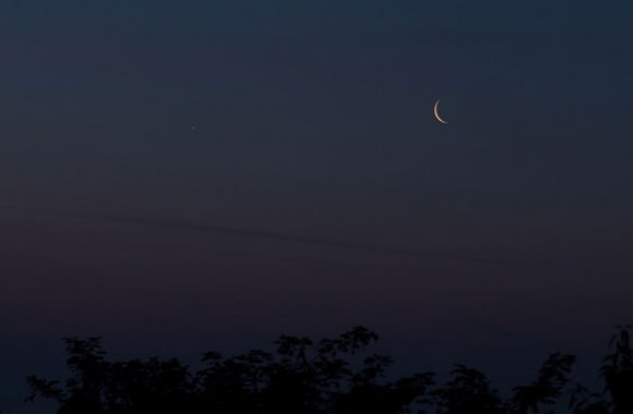 The waning crescent Moon and Venus as seen from the UK on June 24, 2014. Credit and copyright: Sculptor Lil on Flickr. 