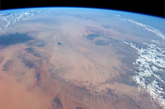 “Even from space, the Sahara looks dry! Sogar vom Weltraum aus, sieht die Sahara trocken aus!” Taken from the ISS on 6 July 2014. Credit: ESA/Alexander Gerst