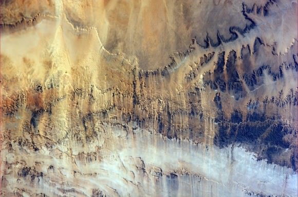 “Harsh land. Windswept valleys in northern Africa. Hartes Land. Windgefraeste Taeler in Nordafrika.” Taken from the ISS on 6 July 2014. Credit: ESA/Alexander Gerst