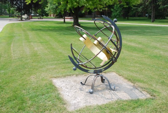 A "globe sundial" on the University of North Dakota at grand Forks campus. (Photo by author). 