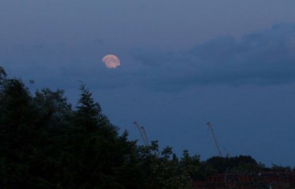 Perigee Moon rise over London on August 10, 2014. Credit and copyright: Sculptor Lil. 