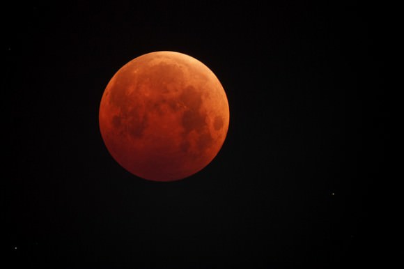 Image of the lunar eclipse taken just before the midpoint of totality. Taken with a modified Canon 450D + Celestron C6-N telescope. f/4 ISO400 4s exposure. Credit and copyright: Fred Locklear. 