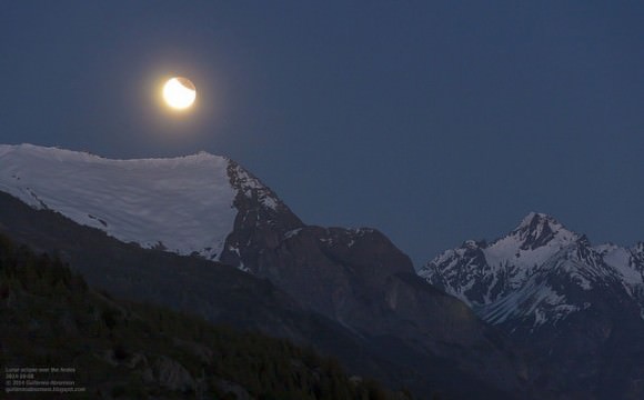 The eclipsed Moon sets over the Andes (Mts. Lopez and Capilla, Bariloche). Credit and copyright:  Guillermo Abramson.  
