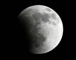 Partial phase during the April 14-15 eclipse this year. Details: Telescope (=1300mm telephoto lens) at f/11, 1/250 second at ISO 400. Credit: Bob King