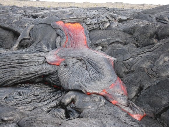 Lavas on the moon were thin and runny like this flow photographed in Kilauea, Hawaii. Credit: USGS