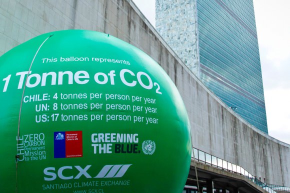 A massive, over 7-metre-high balloon, representing one tonne of carbon dioxide (CO2). Credit: UN Photo/Mark Garten