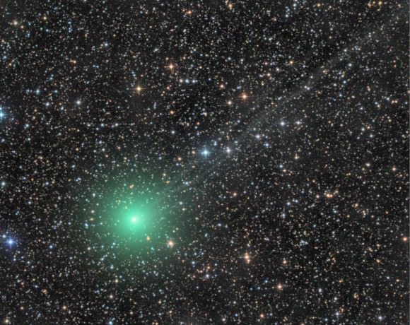 Another awesome shot of Comet Lovejoy Q2 taken on November 26, 2014. Gases in the coma fluoresce green in the Sun's ultraviolet light. Credit: Damian Peach