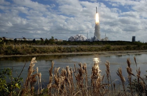 The New Horizons spacecraft takes off on Jan. 19, 2006 from the Kennedy Space Center for its planned close encounter with Pluto. Credit: NIKON/Scott Andrews/NASA