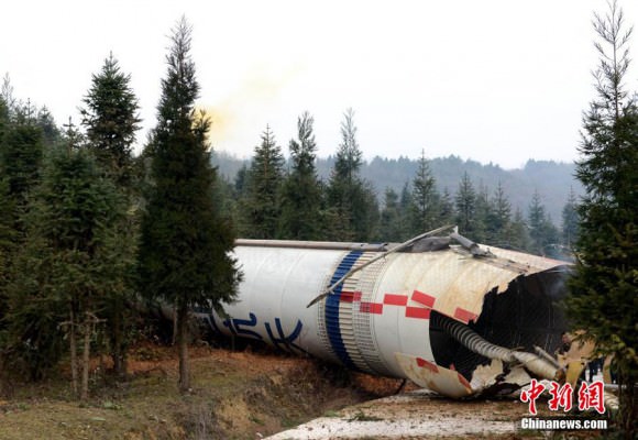 First stage debris of Long March 3A rocket carrier crashes outside Gaopingsi village of southwest China's Guizhou province on December 31, 2014. Photo: Chinanews.com 