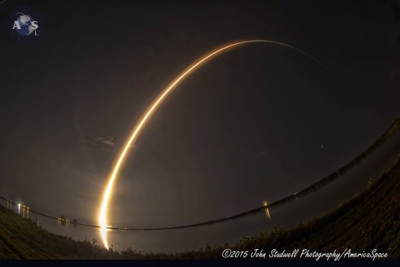 Streak shot of United Launch Alliance (ULA) Atlas V rocket carrying the third Mobile User Objective System satellite to orbit for the United States Navy as it launched from Space Launch Complex-41 at 8:04 p.m. EST on Jan. 20, 2015. Credit: John Studwell/AmericaSpace
