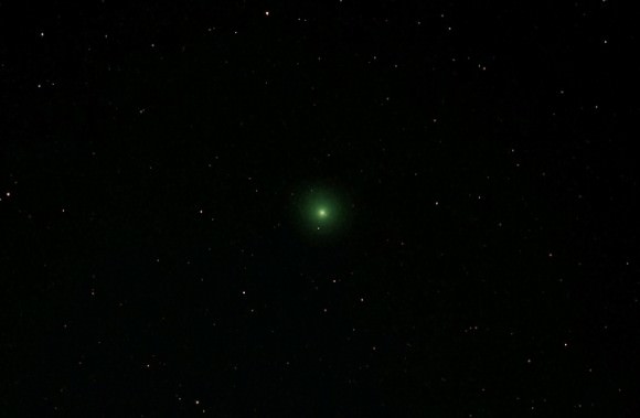 A green New Year's Eve comet. Credit and Copyright: Roger Hutchinson.