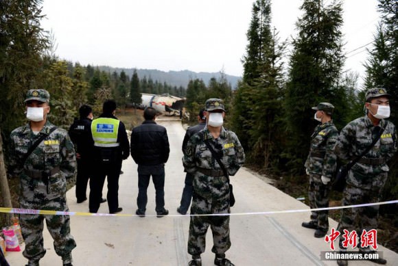 Soldiers and police arrive at Gaopingsi village of southwest China's Guizhou province on December 31, 2014, to carry the debris of Long March 3A rocket carrier away. Photo: Chinanews.com