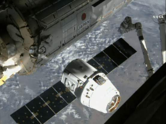 Watch @AstroSamantha move #Canadarm2 into place to capture the @SpaceX #Dragon. Credit: NASA