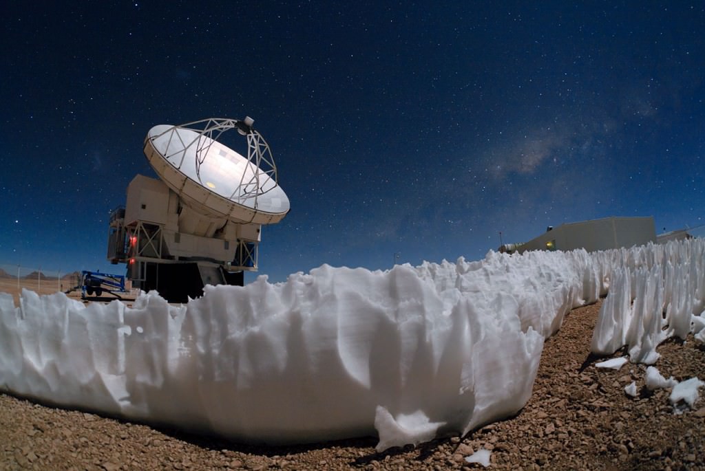The Atacama Pathfinder Experiment (APEX) telescope on the hunt. Image credit: ESO/ Babak Tafreshi 