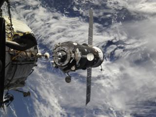 The ISS Progress M-28M (Progress 60) cargo craft is seen just a few minutes away from successful docking to the International Space Station. Credit: Roscosmos