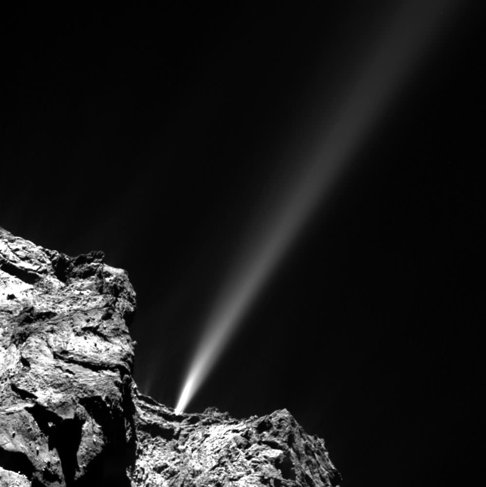 2020 m. mokslininkai aptiko gliciną kometoje 67P/Churyumov-Gerasimenko komoje. Šiame paveikslėlyje Rosetta mokslinė kamera OSIRIS rodo staigų tiksliai apibrėžtos reaktyvinės ypatybės atsiradimą iš kometos kaklo Anuketo regione.  Vaizdo kreditas: ESA / Rosetta / OSIRIS