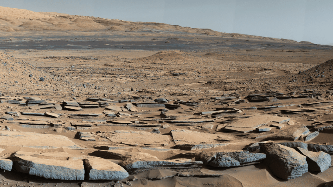 Łazik Curiosity - zdjęcie z Marsa|Photo:https://www.universetoday.com/142863/pictures-from-curiosity-show-the-bottom-of-an-ancient-lake-on-mars-the-perfect-place-to-search-for-evidence-of-past-life/
