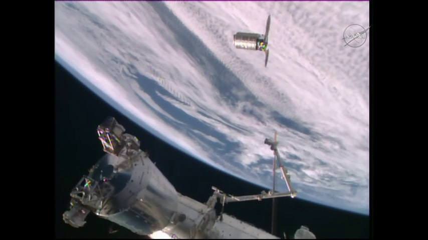 @OrbitalATK’s #Cygnus spacecraft is moving toward its capture point at the International Space Station as astronaut maneuver the Canadian-built robotic arm to  reach out for dramatic vehicle grappling on Dec. 9, 2015. Credit: NASA TV