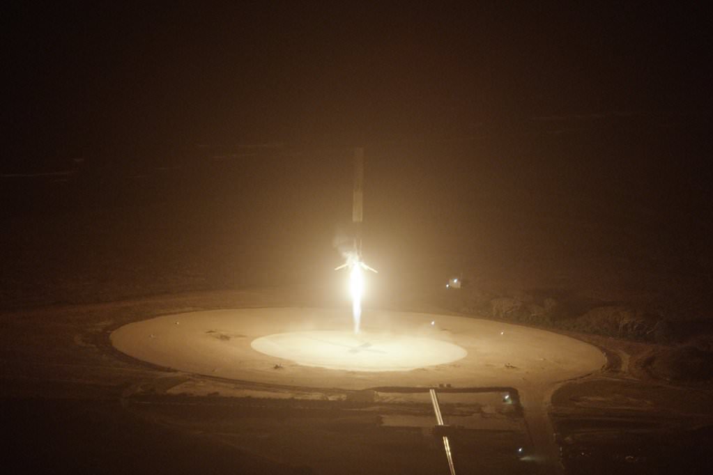 View of SpaceX Falcon 9 first stage approaching Landing Zone 1 on Dec. 21, 2015. Credit: SpaceX