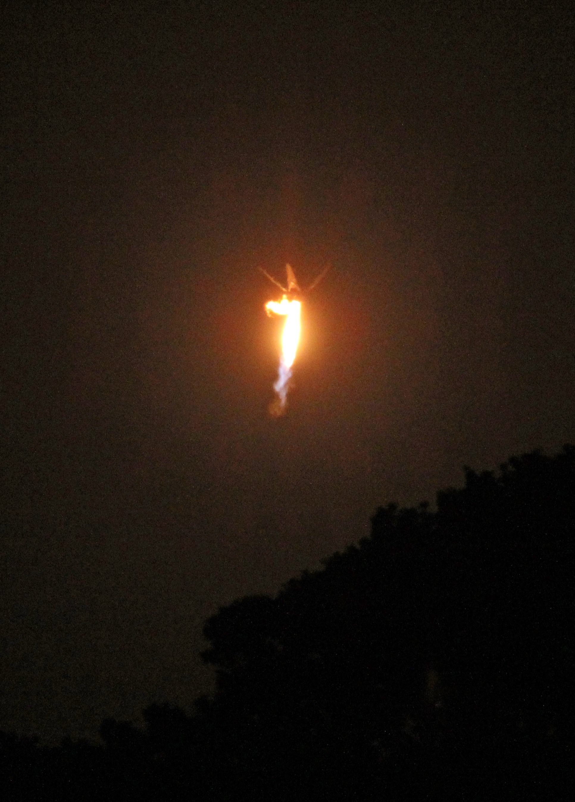 SpaceX Falcon 9 in final seconds of descent to successful touchdown at Landing Zone 1 on Dec 21, 2015. Credit: Chuck Higgins 