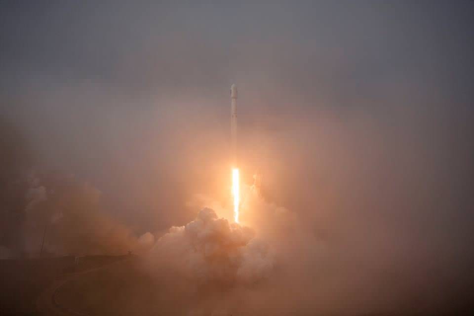 Launch of US/European Jason-3 spacecraft on SpaceX Falcon 9 rocket on Jan. 17, 2016   Vandenberg Air Force Base Space Launch Complex 4 East.  Credit: SpaceX