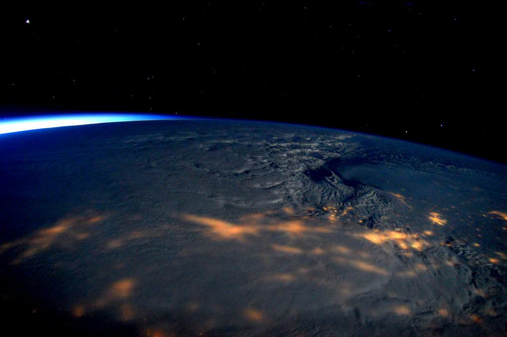 Massive #snowstorm blanketing #EastCoast clearly visible from @Space_Station! Stay safe!  Jan. 23, 2016. Credit: NASA/Scott Kelly/@StationCDRKelly
