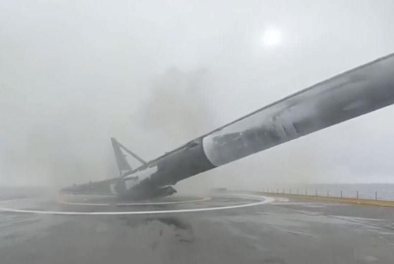SpaceX Falcon 9 first stage tips over and explodes on Pacific ocean droneship after landing leg fails to lock in place on Jan 17, 2016. Credit: SpaceX