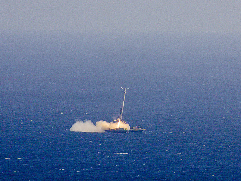 Falcon 9 first stage attempts soft landing on droneship barge in the Atlantic Ocean in April 2015. Credit: SpaceX