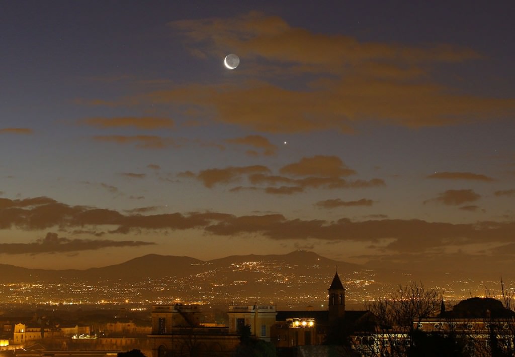A thin crescent moon visited Venus and fainter Mercury this morning Feb. 6th at dawn over Rome, Italy. Credit: Gianluca Masi