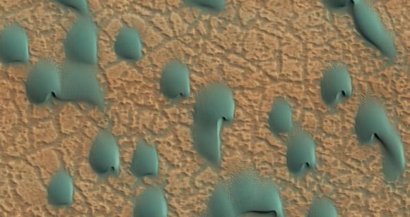 Martian Eye Candy: A beautiful picture of some dunes on the surface of Mars. Thanks MRO! (Image: NASA/JPL-Caltech/MRO)
