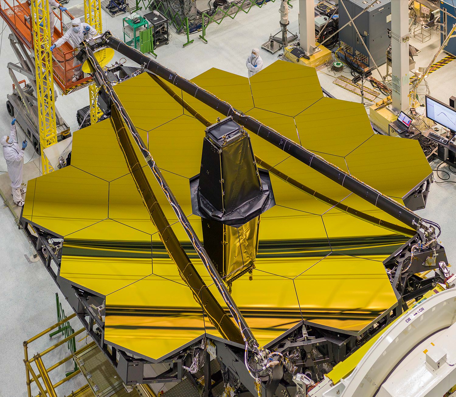 Behold, the mighty primary mirror of the James Webb Space Telescope, in all its gleaming glory! Image: NASA/Chris Gunn