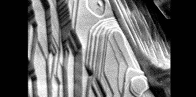 Los patrones de la superficie en una de las partículas de polvo microscópicas del asteroide Itokawa. Imagen: JAXA