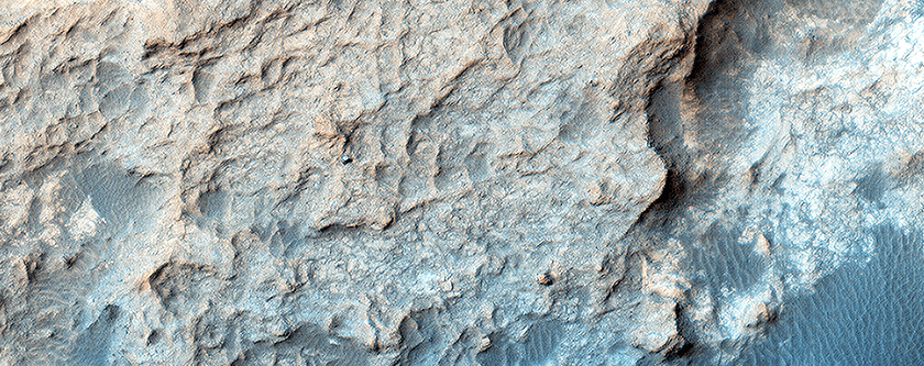 MSL Curiosity on the Naukluft Plateau on the Martian surface. This image was captured by HiRise on the Mars Reconnaissance Orbiter. Image: NASA/JPL/University of Arizona