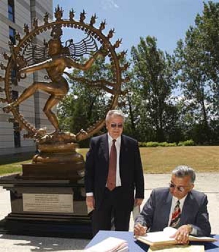 The statue of Nataraja, the Cosmic Dancer, Dr. Aymar, DG of CERN, Dr. Anil Kakodkar, Chairman of the Indian Atomic Energy Commission and Secretary to the Government of India. Credit: CERN