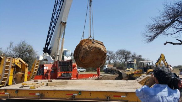 A 30-ton Campo del Cielo meteorite being extracted from the ground in Argentina. Credit:  Ministerio de Gobierno Facebook page. 