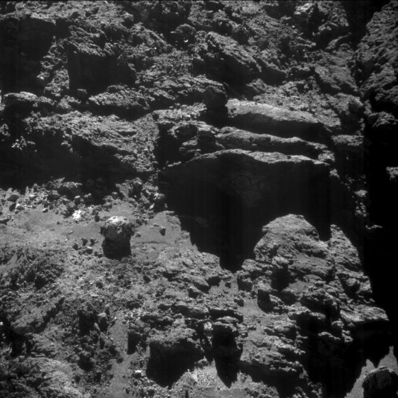 A large boulder sits precariously on Comet 67P/Churyumov-Gerasimenko as seem by Rosetta's NAVCAM on September 11, 2016. Credit: ESA/Rosetta/NAVCAM – CC BY-SA IGO 3.0.