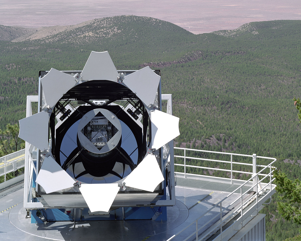 تلسکوپ بررسی آسمان دیجیتال اسلون در مقابل پس زمینه خیره کننده کوه های ساکرامنتو برجسته است.  234 ستاره در فهرست اسلون با بیش از 2.5 میلیون ستاره، سیگنال پالسی غیرقابل توضیحی تولید می کنند.  تصویر: SDSS، Fermilab Visual Media Services