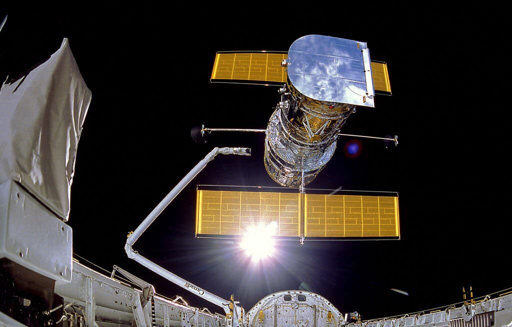 The Hubble Space Telescope could be considered the first of the Super Telescopes. In this image it is being released from the carbo bay of the Space Shuttle Discovery in 1990. Image: By NASA/IMAX - http://mix.msfc.nasa.gov/abstracts.php?p=1711, Public Domain, https://commons.wikimedia.org/w/index.php?curid=6061254