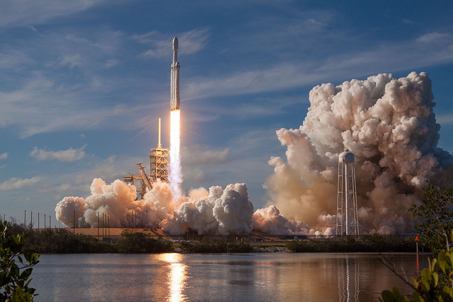 The Falcon Heavy's first flight. Each time the Heavy lifts off, it uses roughly 440 tons of fuel. Image: SpaceX