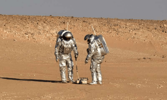 Two astronauts operating the ScanMars device in the desert in Oman. Image: OEWF – Austrian Space Forum 