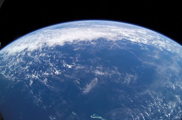 Esta vista del horizonte de la Tierra fue tomada por la tripulación de la Expedición 7 a bordo de la Estación Espacial Internacional, utilizando una lente gran angular mientras la estación estaba sobre el Océano Pacífico.  Un nuevo estudio sugiere que no toda el agua de la Tierra proviene de cometas, sino de planetas acuáticos.  Crédito: NASA