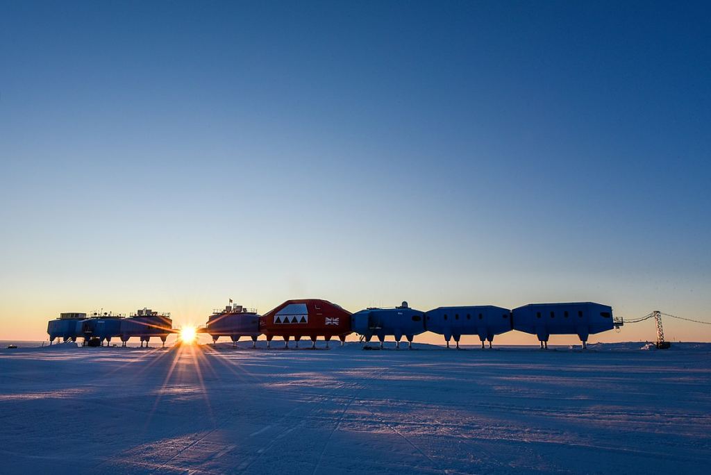 The Halley Research Station in Antarctica. Image: CC BY-SA 4.0, https://en.wikipedia.org/w/index.php?curid=55449052