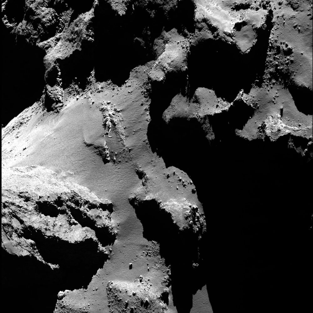 An example of a boulder having moved across the surface of Comet 67P/Churyumov-Gerasimenko’s surface, captured in Rosetta’s OSIRIS imagery. The image was taken with the narrow-angle camera and shows the boulder in the lower third of the image. Image Credit: ESA/Rosetta/MPS for OSIRIS Team MPS/UPD/LAM/IAA/SSO/INTA/UPM/DASP/IDA (CC BY-SA 4.0);