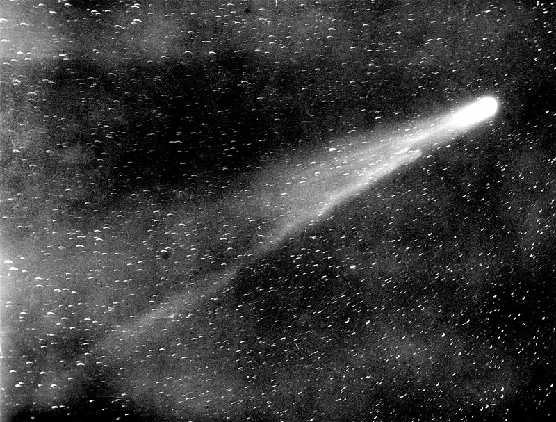 A classic image of probably the best known comet, Halley's comet. The coma and tail are clearly visible in the image. 2I/Borisov has the same characteristics, while interstellar object Oumuamua did not. Image Credit: By The Yerkes Observatory Public Domain, https://commons.wikimedia.org/w/index.php?curid=2949024